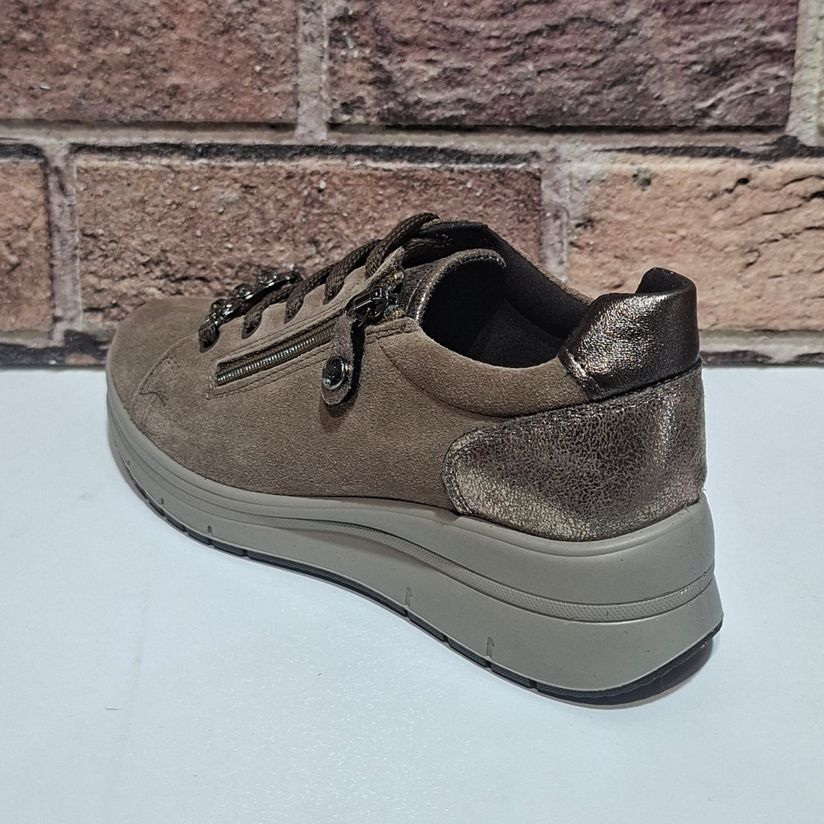 Scarpa comoda con lacci e lampo Enval Soft 22710 fango