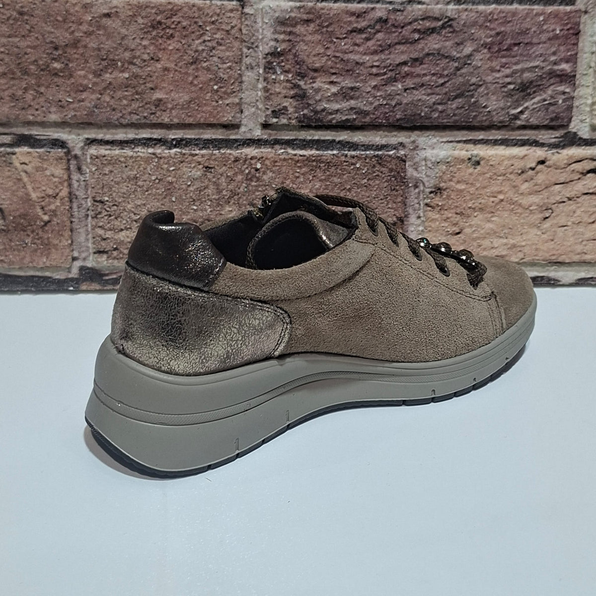 Scarpa comoda con lacci e lampo Enval Soft 22710 fango