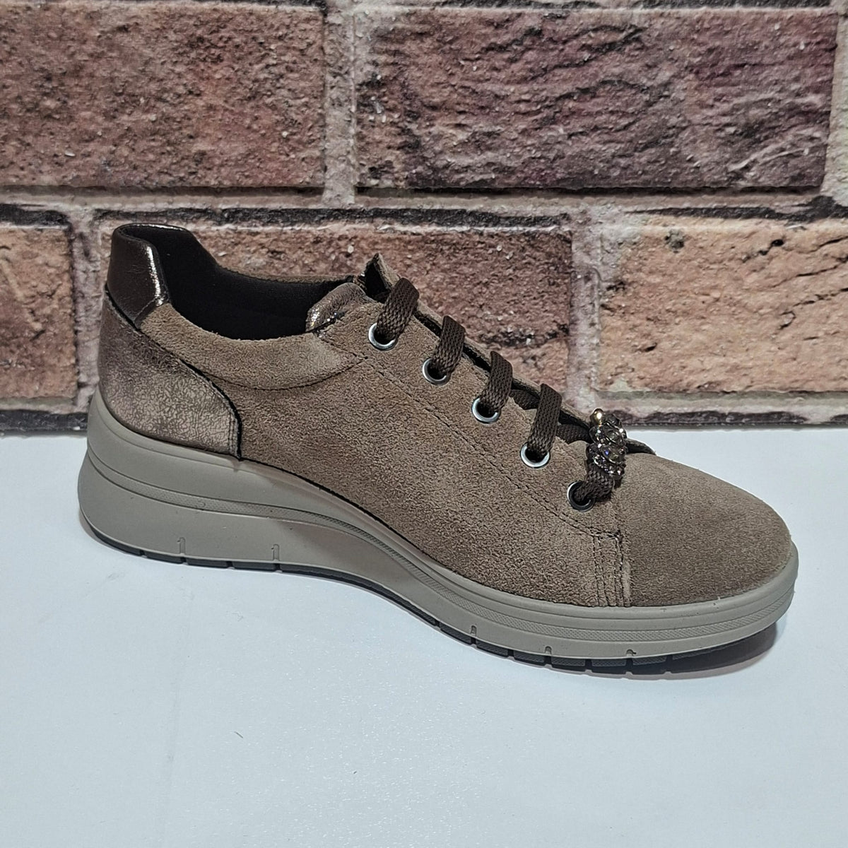 Scarpa comoda con lacci e lampo Enval Soft 22710 fango
