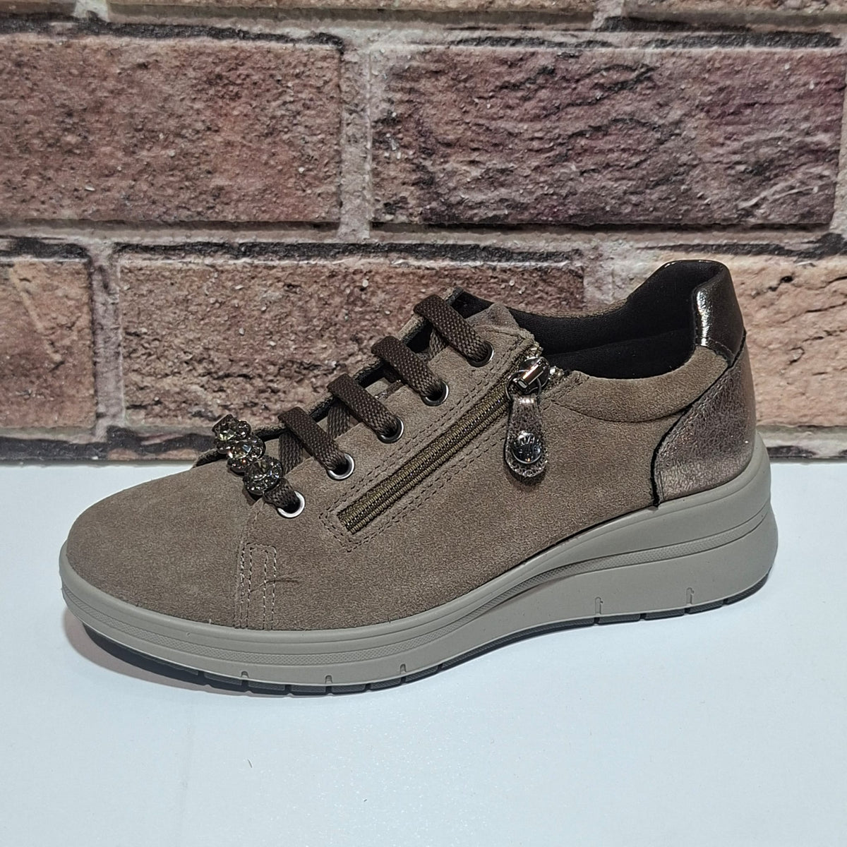 Scarpa comoda con lacci e lampo Enval Soft 22710 fango