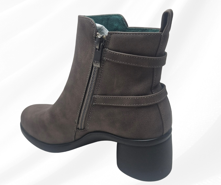 Stivaletto molto comodo con tacco e plantare in memory J53597 TAUPE