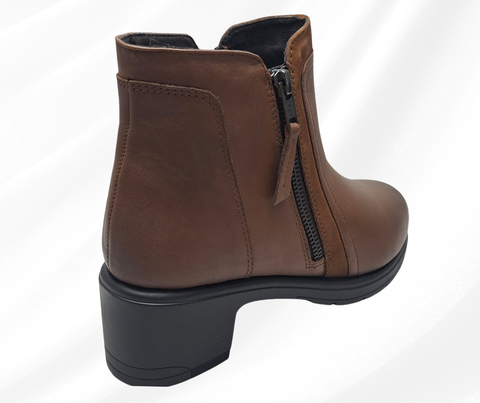 Stivaletto in pelle con doppia lampo e ploantare estraibile. W23767 tan